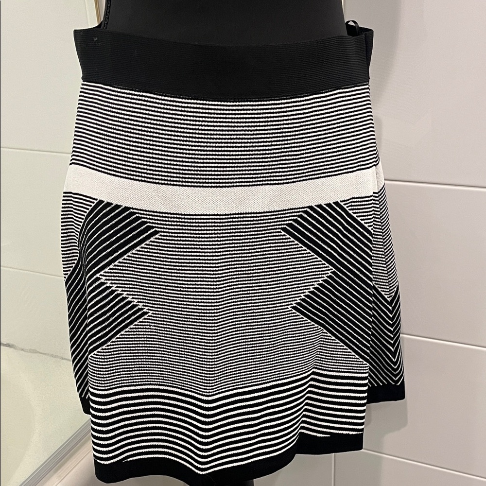 Olive & Oak Monochrome Patterned Mini Skirt